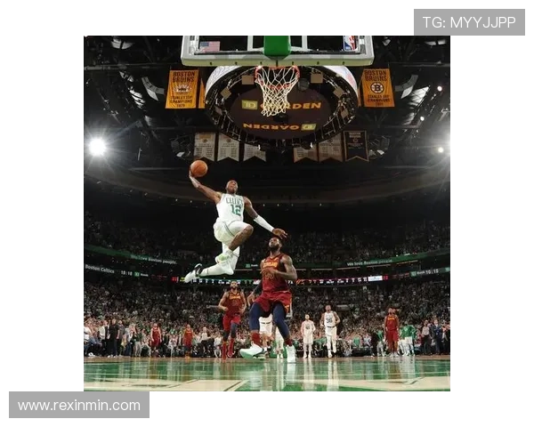 塔图姆分享惊艳扣篮视频引发热议鞋子成关键因素引发讨论