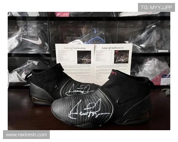 利拉德分享字母哥送的新款签名球鞋展现深厚友谊与团队精神 利拉德分享字母哥送的新款签名球鞋展现深厚友谊与团队精神